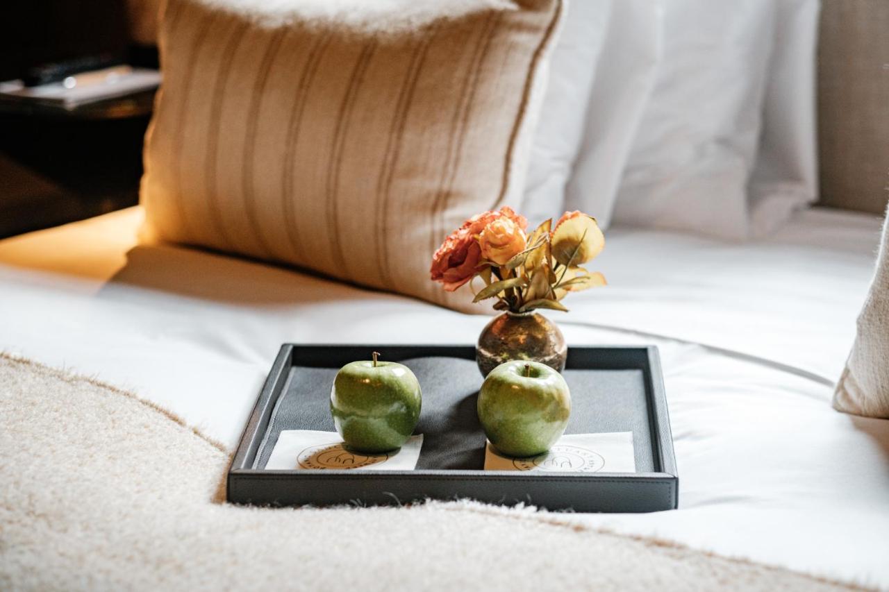 Botanic Sanctuary Antwerp - The Leading Hotels Of The World Exterior foto A tray with apples and flowers